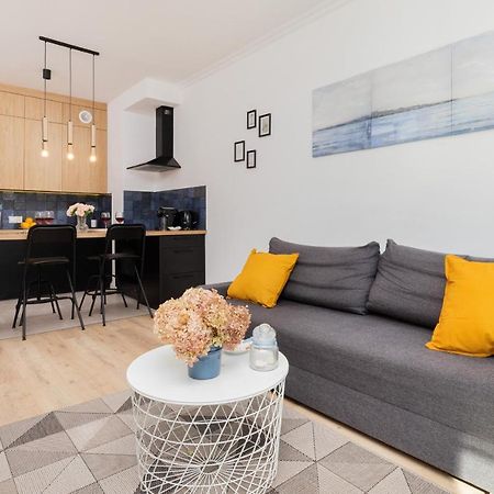 Modern Apartment With Balcony By Noclegi Renters กดัญสก์ ภายนอก รูปภาพ
